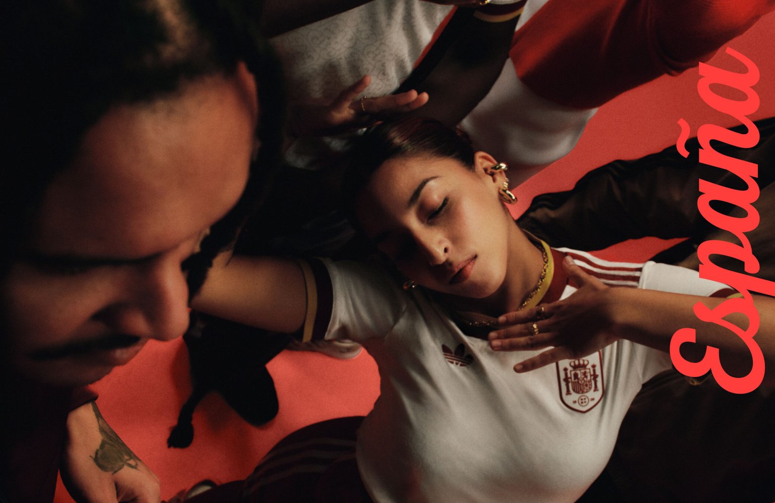 Imagen con aficionados vestidos con la nueva segunda equipación de España para la Copa Mundial de la FIFA 2026™